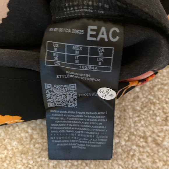 Guess sleeveless top. Gold chain front detail. Size M. - Picture 4 of 5